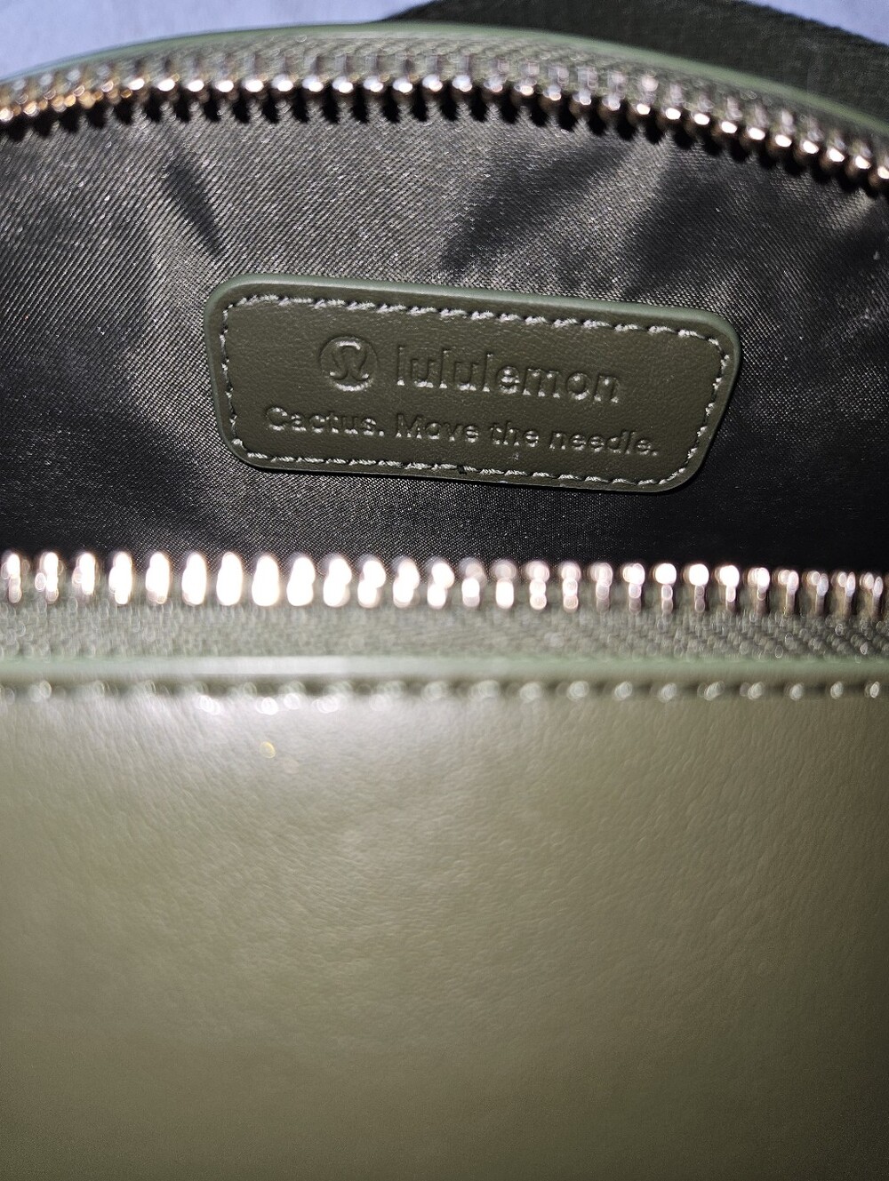 Lululemon Cactus Material Saddle Crossbody Bag 2L – Barracks Green / Gold - Picture 5 of 10
